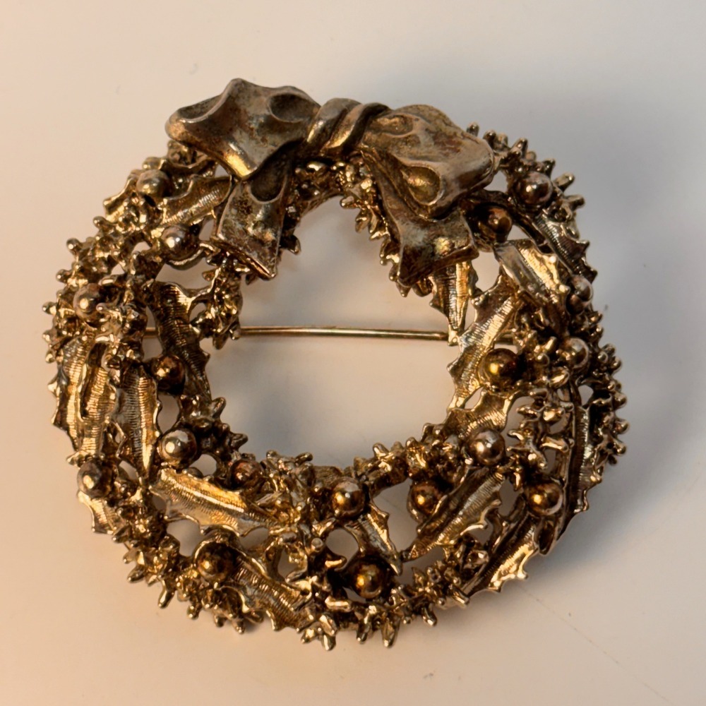 Vintage ART Christmas Wreath Brooch Gold Tone Holly Bow Pin Signed Collectible